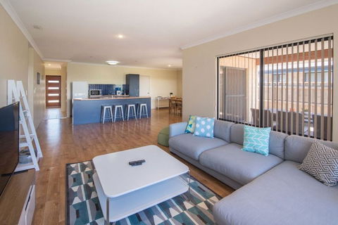 AcrosstheWay - Accommodation Sunshine Coast 1