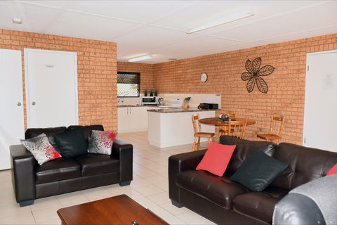 Central Wagga Apartments: Salmon Apartment - Carnarvon Accommodation 1