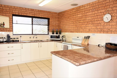 Central Wagga Apartments: Salmon Apartment - Carnarvon Accommodation 2