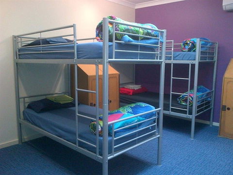 The Entrance Backpackers - YWait Travel 0