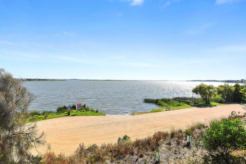 25 Captain Sturt Parade - Hindmarsh Island - Wagga Wagga Accommodation 1