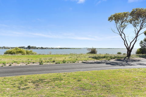 25 Captain Sturt Parade - Hindmarsh Island - Wagga Wagga Accommodation 2