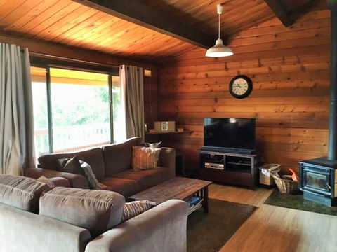 Cedar House - Wagga Wagga Accommodation 1