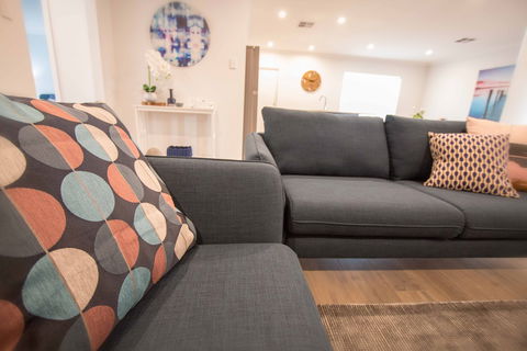 Contemporary ‘Esprit’ With River Reserve Access - Accommodation Broken Hill 0