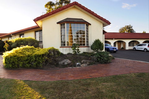 McNevins Warwick Motel And Gunyah Restaurant - Broome Tourism 0