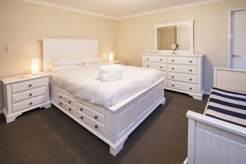 A Little Luxury In Town - Whitsundays Tourism 1