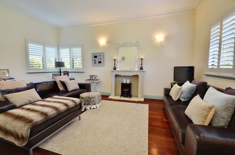 Clemandtines Vintage Beach Estate - Casino Accommodation 1