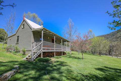 Crabapple Cottage - Foster Accommodation 0