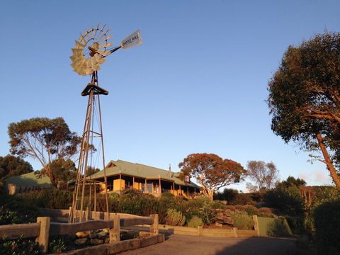 Daysy Hill Country Cottages - Townsville Tourism 0