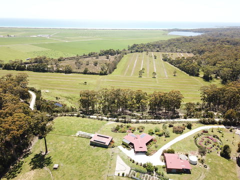 Eagle's Roost Farmstay B&B - Accommodation Perth 1