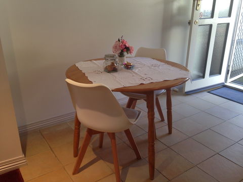 Ellie's Studio Apartment - YWait Travel 2