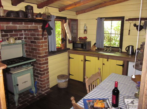 Settlers Hut - Sunshine Coast Guide 0