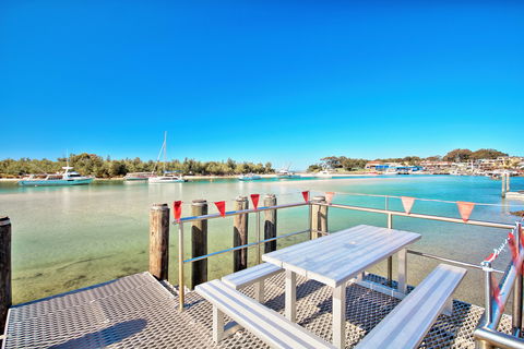 The Porthole Of Huskisson - Townsville Tourism 0