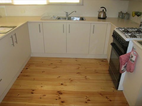 Pennell's Lysander Cottage - Accommodation Redcliffe 1