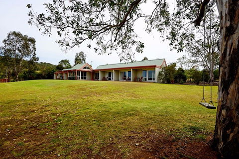 Rothbury Escape - Lightning Ridge Tourism 0