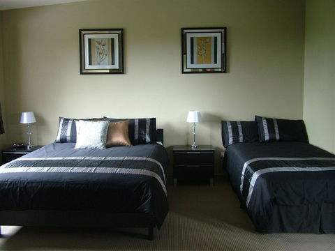 Sacred Mountain Retreat - Holiday Perth 0