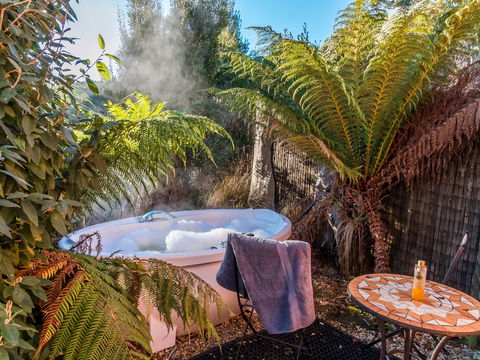 Tin Dragon Trail Cottages - Sunshine Coast Guide 1
