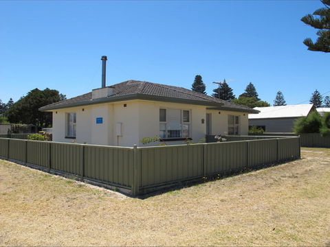 Walters Holiday Home - Taree Accommodation 0
