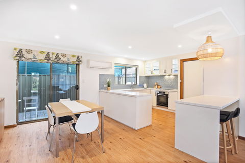 4/11 Cornhill Road - Accommodation Directory 1