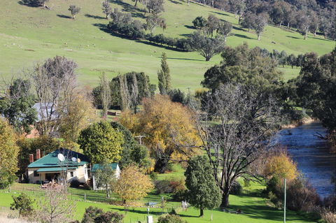 Elm Cottage Tumut - Getaway Accommodation 1
