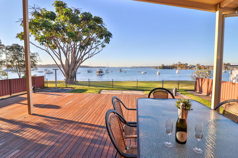 Lakefront Simplicity - WA Accommodation 0