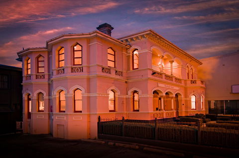 Roxburgh House Apartments - Foster Accommodation 0