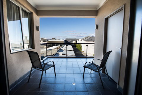 Zappeion Apartments - Redcliffe Tourism 2