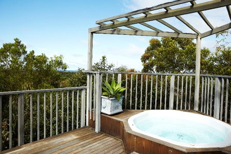Oasis Apartments And Treetop Houses - Whitsundays Tourism 1