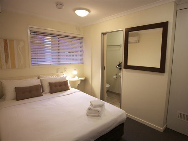 Snooze Inn Logo and Images