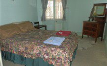Henty Central Bed And Breakfast - Car Rental 0
