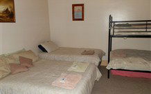 Henty Central Bed And Breakfast - Car Rental 1