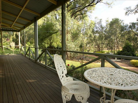 Do Book Inn - Victoria Tourism 1
