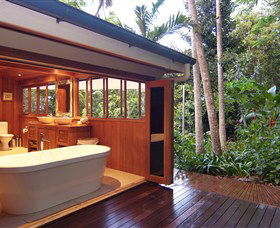 Port Douglas Valley Retreat Logo and Images
