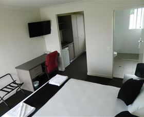 Dooleys Tavern And Motel Springsure - Car Rental 0
