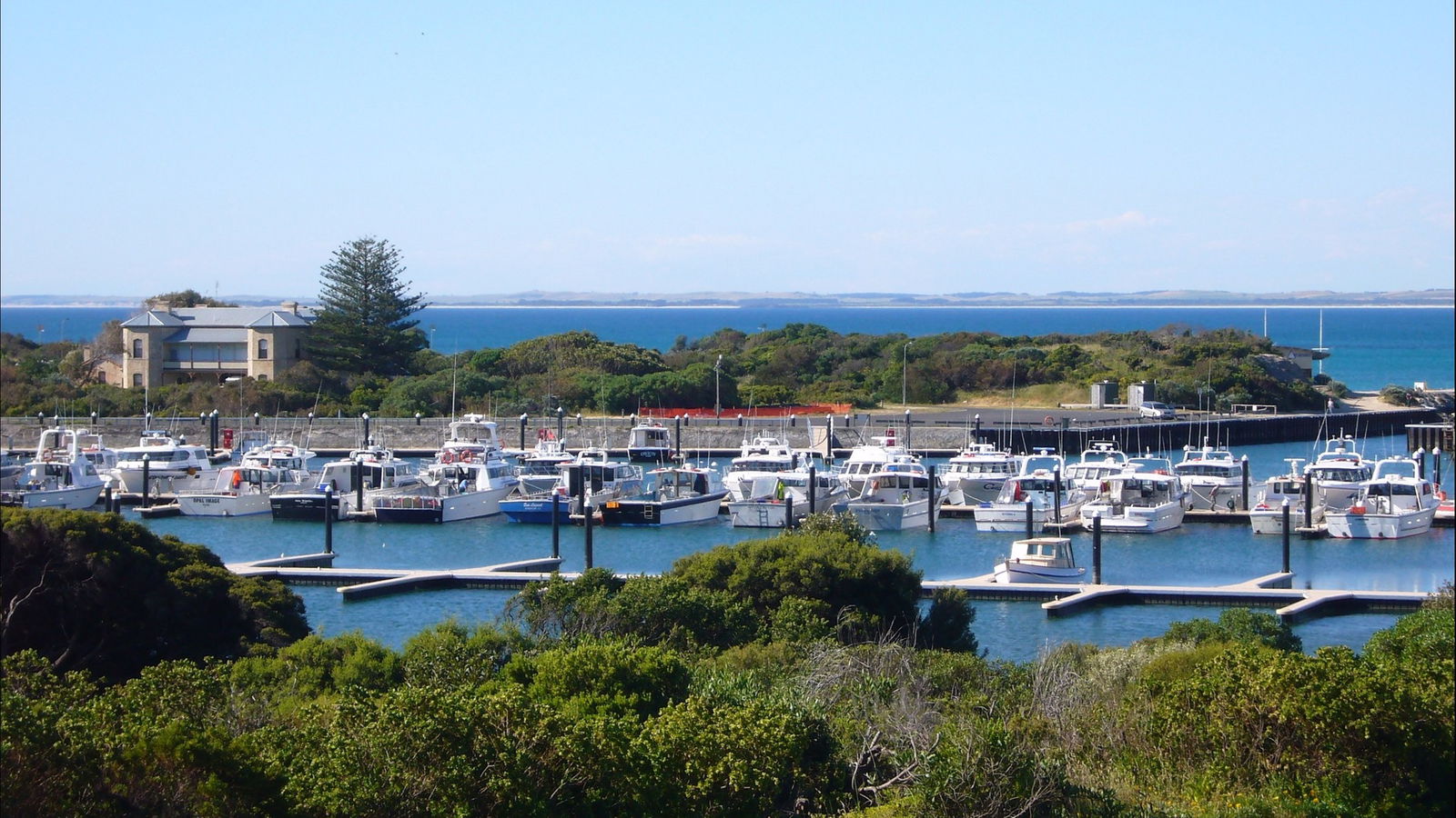 Harbour View Motel Logo and Images