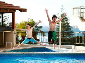 Gemini Court Holiday Apartments - Caravan Park Accommodation 3