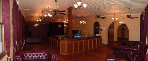 Molly Malones Irish Pub - Caravan Park Accommodation 1