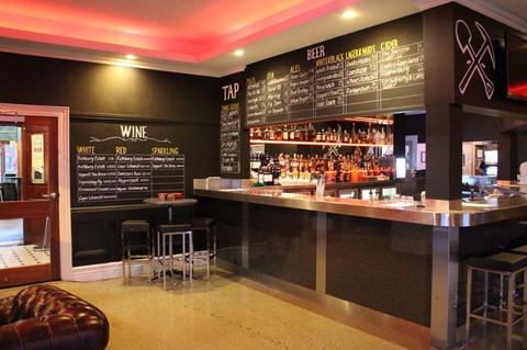 Molly Malones Irish Pub - Caravan Park Accommodation 9