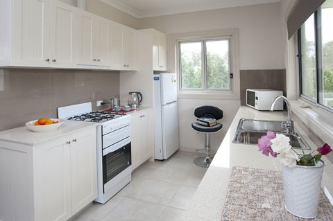 Highfields Country Cottages - Caravan Park Accommodation 3