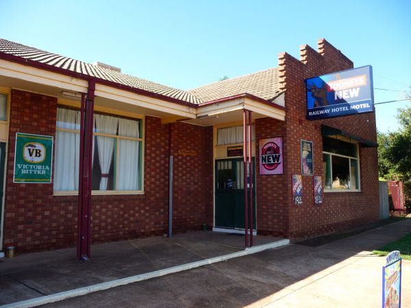 Bogan Gate Railway Hotel - thumb 1