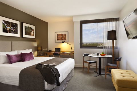 East Hotel + Apartments - Caravan Park Accommodation 5