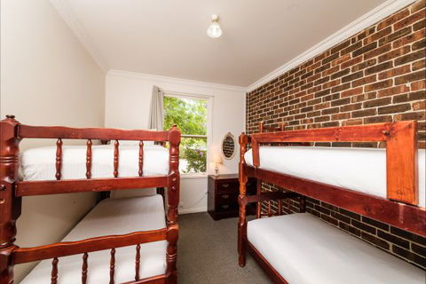 Federation Gardens And Possums Hideaway - Caravan Park Accommodation 4