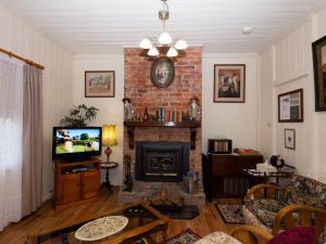 Tenterfield Historic Luxury Cottage - Tourism Bookings WA 0