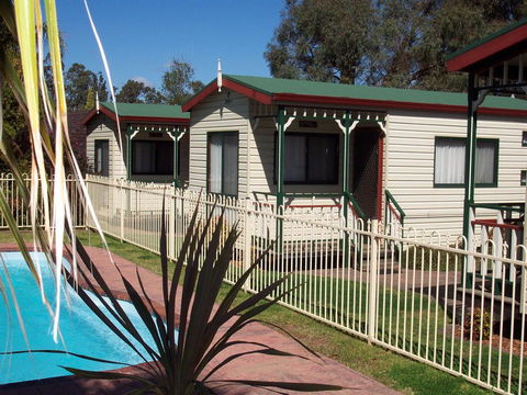 Parkes Country Cabins - Caravan Park Accommodation 1