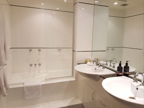 Newcastle Terraces And Apartments - Harbourside Apartment - Caravan Park Accommodation 18