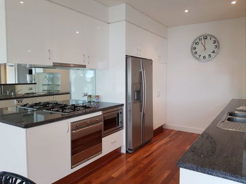 Newcastle Terraces And Apartments - Harbourside Apartment - Caravan Park Accommodation 20