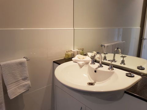 Newcastle Terraces And Apartments - Harbourside Apartment - Caravan Park Accommodation 23