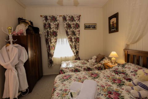 Tenterfield Historic Luxury Cottage - Tourism Bookings WA 3