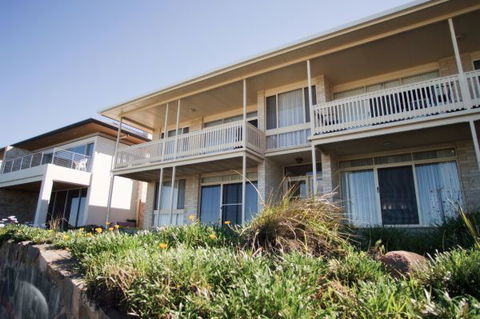 The Dolphins 1 - Caravan Park Accommodation 0