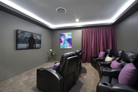 Oceans 74 - An Elite Holiday Home - Caravan Park Accommodation 23